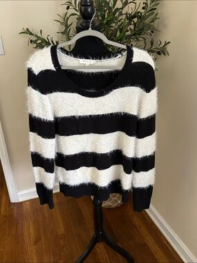 Two by Vince Camuto Black and White Fuzzy Striped Scoop Neck Sweater